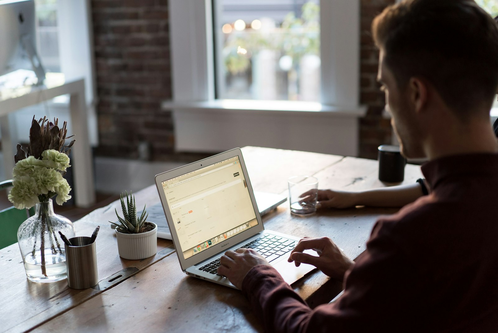 Arbeiten am Laptop im Büro