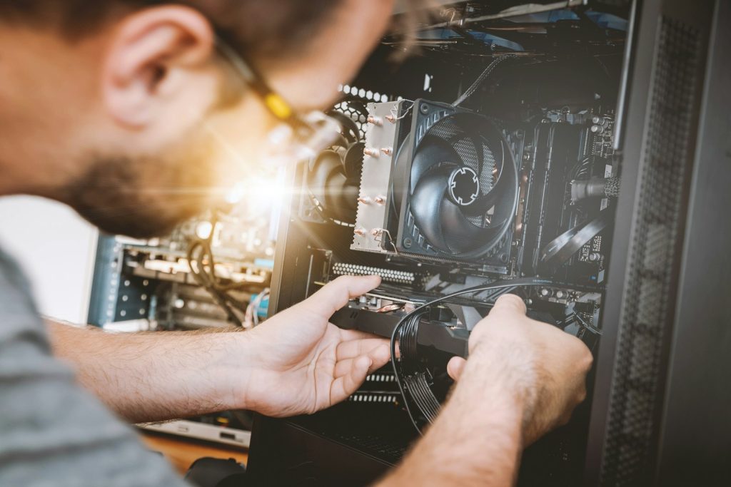 Techniker arbeitet an der Hardware eines Computers