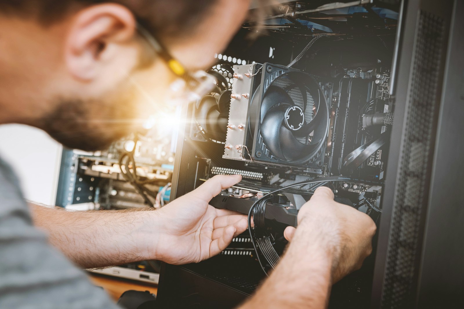 Techniker arbeitet an der Hardware eines Computers